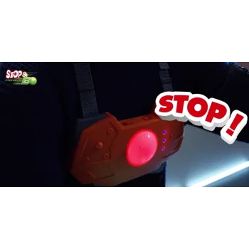 Dziecko zatrzymujące się w grze STOP&GO zgodnie z czerwoną lampką