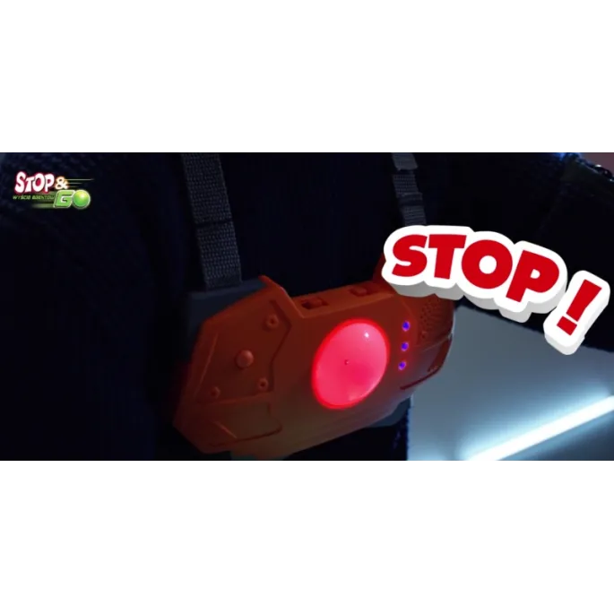 Dziecko zatrzymujące się w grze STOP&GO zgodnie z czerwoną lampką