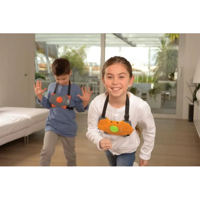 Kamizelki z czujnikami do gry STOP&GO na białym tle